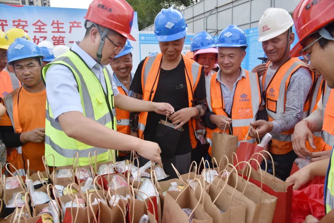 戰(zhàn)高溫?fù)屵M度 凝心聚力鼓干勁 ｜集團公司開展夏送清涼慰問活動